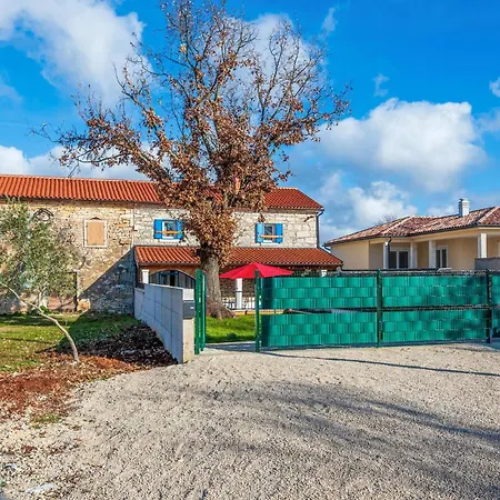 3 Bedroom Stunning In Brscici 펜션 Bicici